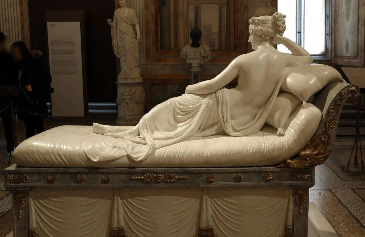 Rear view of Canova’s Paolina Borghese as Venus Victrix, showing her back, drapery, cushions, and mattress.